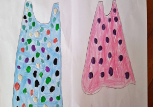 praca plastyczna: sukienki - dwie sukienki, jedna duża, niebieska pomalowana kredką w zielone, czerwone, fioletowe i czarne kropki z plasteliny a druga mniejsza, pomalowana na różowo z naklejonymi fioletowymi kropkami z plasteliny